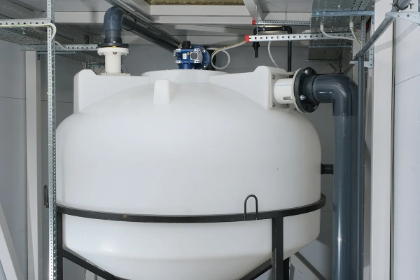 Емкость ЦКТ 3000 л с патрубком 110мм под плотность до 1,2 г/см³ белая в обрешетке с лестницей