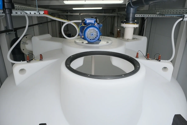 Емкость ЦКТ 3000 л с патрубком 90мм под плотность до 1,5 г/см³ белая в обрешетке с лестницей